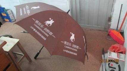 廣西南寧廣告?zhèn)闩l(fā),29寸全纖維自動(dòng)安全開廣告?zhèn)愣ㄗ?8骨廣告雨傘定做價(jià)